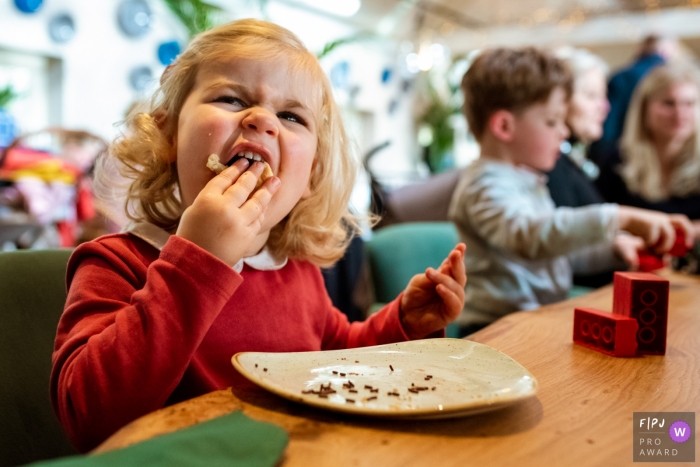 Photo by: <a href="https://www.fpja.com/documentary-family-photography-contests/gonda-meurs/noord-holland/2103423">Gonda Meurs - Netherlands</a> Noord Holland Netherlands child having A sandwich with hagelslag. All Dutch kids love it!