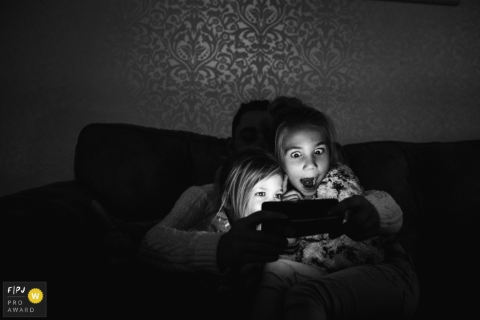 Photo by: <a href="https://www.fpja.com/documentary-family-photography-contests/marjolijn-maljaars/zuid-holland/2103582">Marjolijn Maljaars - Netherlands</a> Zuid Holland Netherlands Sisters are calling on the phone with their grandmother