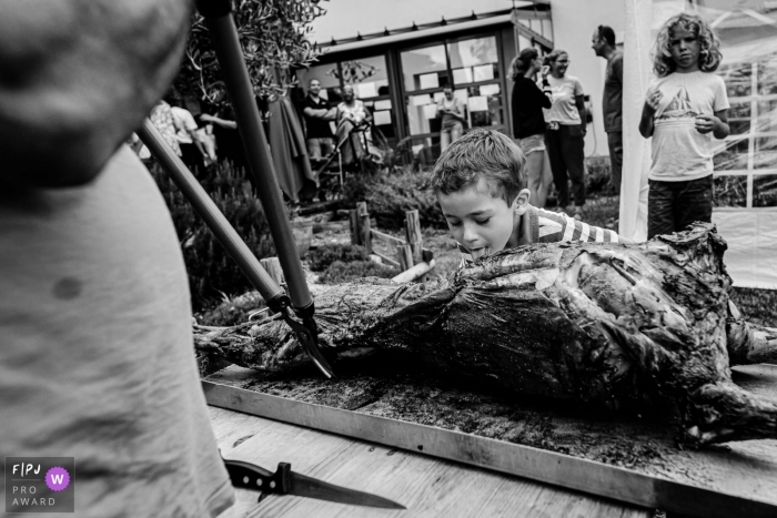 Garçon Haute-Garonne Occitanie vérifiant un cochon rôti - à quoi ça ressemble?