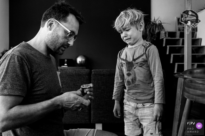 Photo by: <a href="https://www.fpja.com/documentary-family-photography-contests/ruth-wytinck/east-flanders/2103767">Ruth Wytinck - Belgium</a> East Flanders dad is working with his upset son - day in the life
