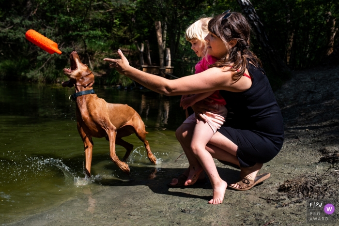 East Flanders mom is playing with child and dog at the lake - day in the life