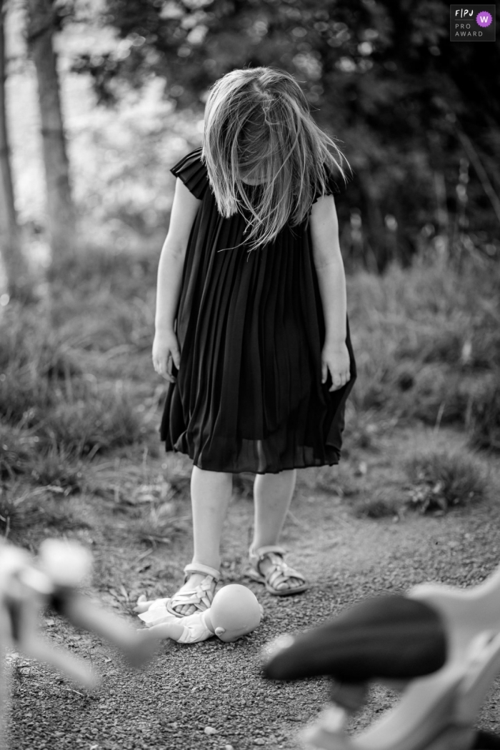 Photo by: <a href="https://www.fpja.com/documentary-family-photography-contests/sybil-rondeau/nantes/2103945">Sybil Rondeau - France</a> Nantes Loire-Atlantique little girl gives the cold shoulder to her baby doll
