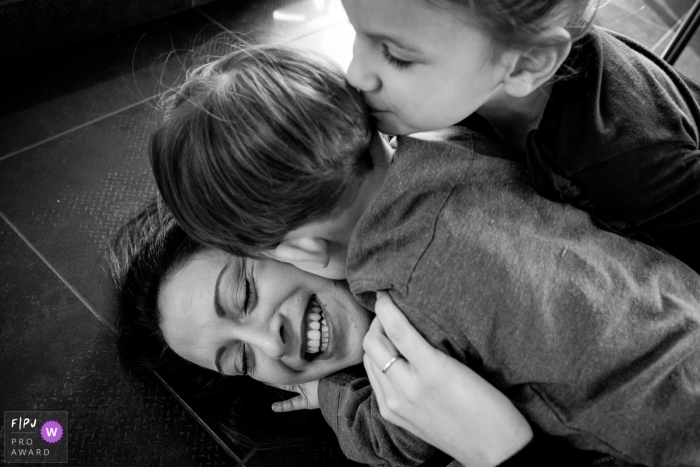 Photo by: <a href="https://www.fpja.com/documentary-family-photography-contests/sybil-rondeau/nantes/2103957">Sybil Rondeau - France</a> Nantes Loire-Atlantique kisses between mum and children