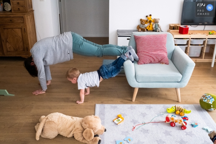 Photo by: <a href="https://www.fpja.com/documentary-family-photography-contests/joshua-dhondt/antwerpen/2103969">Joshua Dhondt - Belgium</a> Antwerpen Flanders family exercise session at home with push-ups