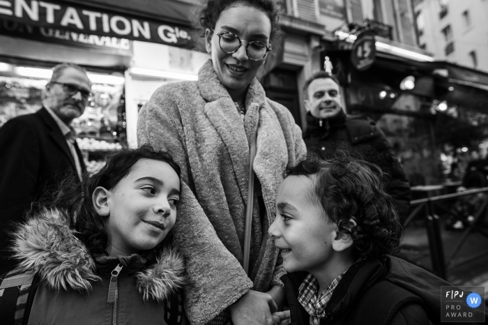 Photo by: <a href="https://www.fpja.com/documentary-family-photography-contests/nadine-court/savoie/2104010">Nadine Court - France</a> A mom and her 2 children at a Parisian crossroads in France.