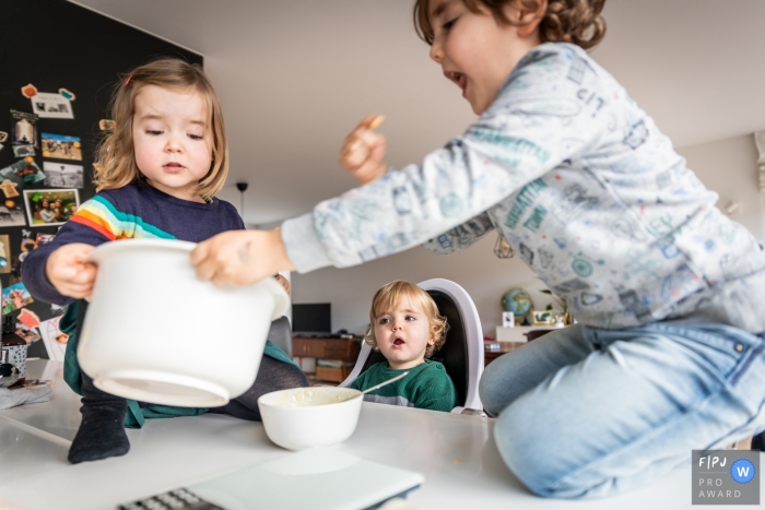 Flandre orientale lutte alimentaire avec de jeunes frères et sœurs sur la table de la cuisine