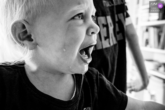 Photo by: <a href="https://www.fpja.com/documentary-family-photography-contests/katrin-k%C3%BCllenberg/dusseldorf/2104188">Katrin Küllenberg - Germany</a> Dusseldorf North Rhine-Westphalia Temper tantrum of a little girl