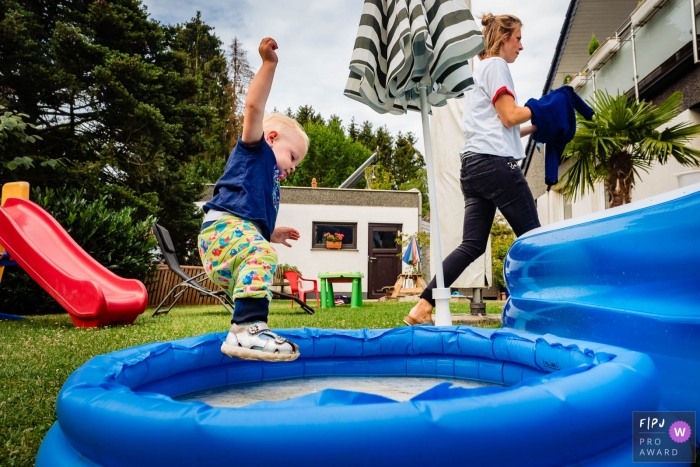 Photo by: <a href="https://www.fpja.com/documentary-family-photography-contests/katrin-k%C3%BCllenberg/dusseldorf/2104214">Katrin Küllenberg - Germany</a> Dusseldorf North Rhine-Westphalia little boy Getting wet in the pool