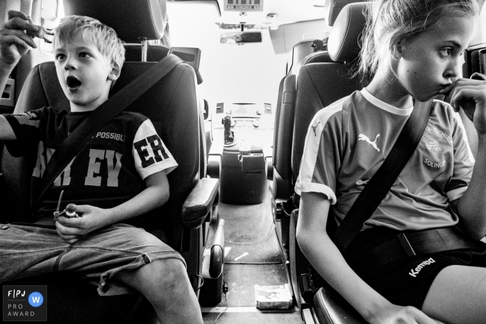 Photo by: <a href="https://www.fpja.com/documentary-family-photography-contests/katrin-k%C3%BCllenberg/dusseldorf/2104224">Katrin Küllenberg - Germany</a> Dusseldorf brother and sister seatbelted in a car.