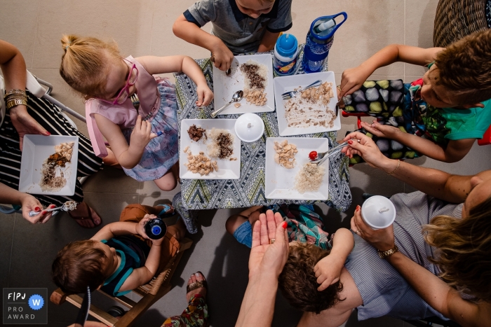 Photo by: <a href="https://www.fpja.com/documentary-family-photography-contests/rafael-rosa/rio-grande-do-sul/2104266">Rafael Rosa - Brazil</a> Rio Grande do Sul Brazil family is having a little meal together