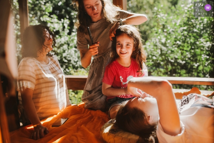 Photo by: <a href="https://www.fpja.com/documentary-family-photography-contests/elena-petrova/saint-petersburg/2104541">Elena Petrova - Russia</a> Saint-Petersburg Russia family day with hair styling in the sunshine