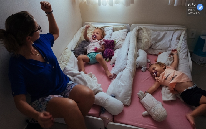 Photo by: <a href="https://www.fpja.com/documentary-family-photography-contests/lisandro-castro/cuiab%C3%A1/2104682">Lisandro Castro - Brazil</a> Cuiabá Mato Grosso mom playing with her children who are Learning girl power