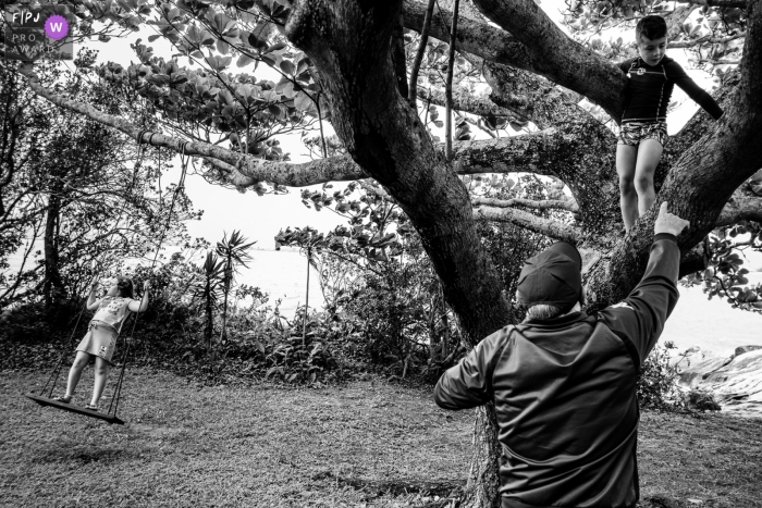 Florianopolis grand-père jouant avec ses petites-filles sous un arbre