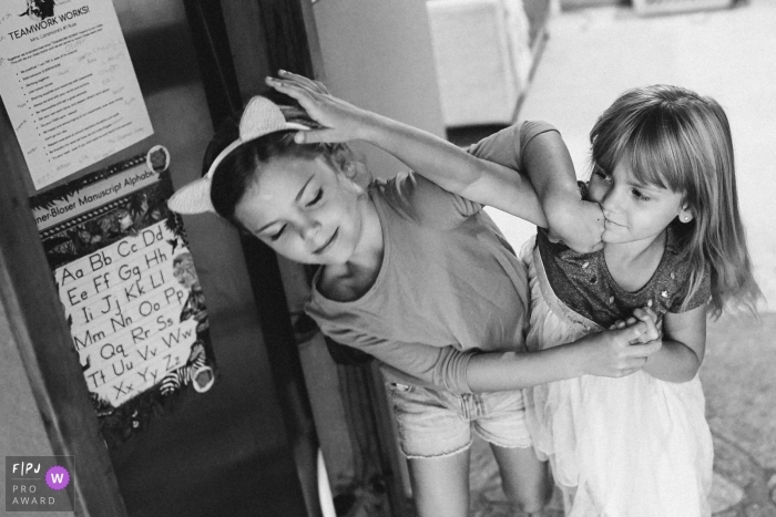 Photo by: <a href="https://www.fpja.com/documentary-family-photography-contests/ron-storer/seattle/2104875">Ron Storer - United States</a> Seattle girls fighting for crown at their home in Washington