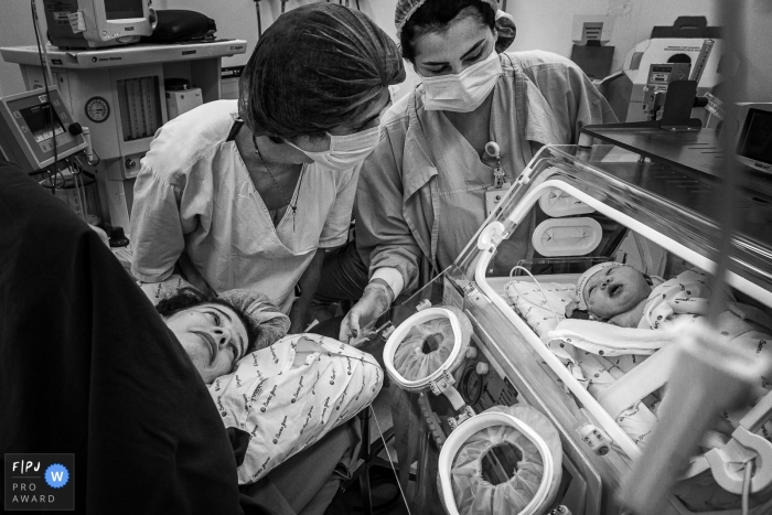Photo by: <a href="https://www.fpja.com/documentary-family-photography-contests/priscilla-mondo/sao-paulo/2105130">Priscilla Mondo - Brazil</a> Brazil birthing photography with a mom and baby at Santa Joana