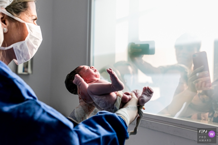 Photo by: <a href="https://www.fpja.com/documentary-family-photography-contests/ellen-brito/sao-paulo/2105182">Ellen Brito - Brazil</a> Sao Paulo Brazil birth photography family taking pictures of the baby in the hospital.