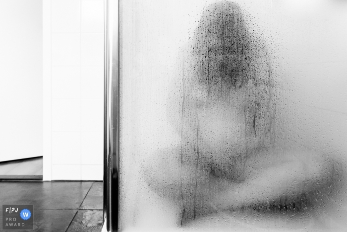 After a short and intense labour, mom is getting after-effects in the shower and is trying to get "human" again | Flevoland homebirth photo session