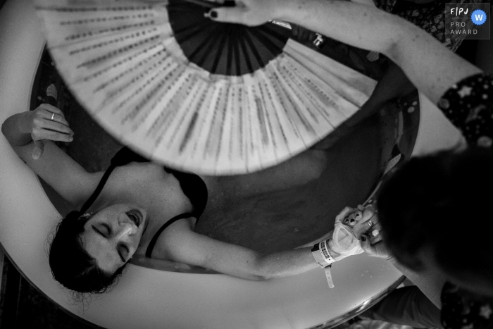 Photo by: <a href="https://www.fpja.com/documentary-family-photography-contests/adriana-costa/belo-horizonte/2105415">Adriana Costa - Brazil</a> Minas Gerais patient receiving care from her midwife during labor - birth photography session.