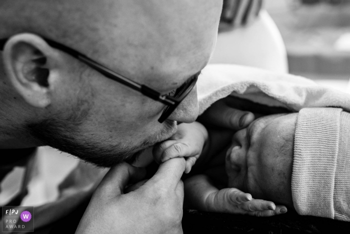 Photo by: <a href="https://www.fpja.com/documentary-family-photography-contests/marjolein-roossien/groningen/2105448">Marjolein Roossien - Netherlands</a> Dad kisses his new baby | Groningen Birthing Photography