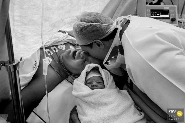 Photo by: <a href="https://www.fpja.com/documentary-family-photography-contests/liliane-cotta/rio-de-janeiro/2105542">Liliane Cotta - Brazil</a> Father and mother celebrate the birth of their newly born baby and the Maternidade Perinatal