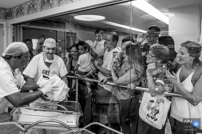 Photo by: <a href="https://www.fpja.com/documentary-family-photography-contests/liliane-cotta/rio-de-janeiro/2105543">Liliane Cotta - Brazil</a> Father introduced his youngest son, friends and family to his youngest baby who was just born at Maternidade Perinatal