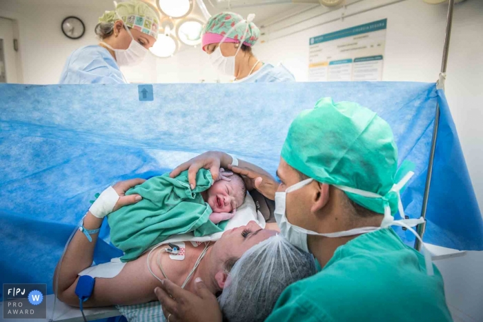 humanized cesarean section, while the team finished the procedure the mother was in contact with her son and husband at Maternidade Lilia Neves