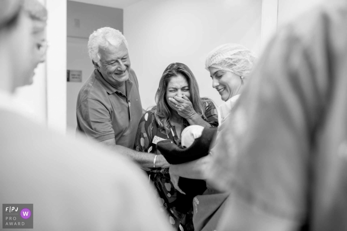 Photo by: <a href="https://www.fpja.com/documentary-family-photography-contests/alessandra-corveloni/rio-de-janeiro/2105609">Alessandra Corveloni - Brazil</a> The thrill of meeting grandparents, still at the door of the operating room | Rio de Janeiro birth and family photographer