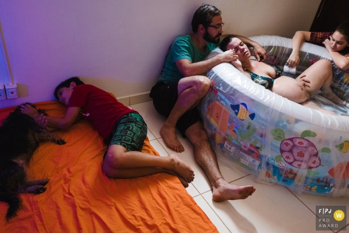 Photo by: <a href="https://www.fpja.com/documentary-family-photography-contests/marcos-paulo/sao-paulo/2105884">Marcos Paulo - Brazil</a> Sao Paulo Birth Photo session of woman in labor with part of the family sleeping