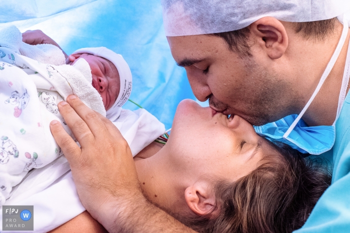 Photo de naissance de la famille Casa de Saúde São José de papa, maman et bébé unis.