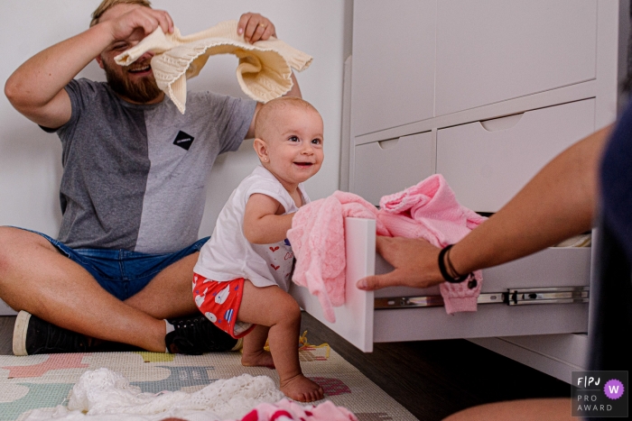 Sao Paulo family photography of the toddler messing in the bedroom