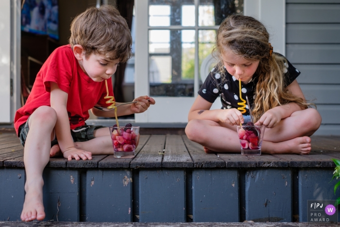 Berlin Allemagne Frères et sœurs savourant un dessert fait maison en séance photo de famille