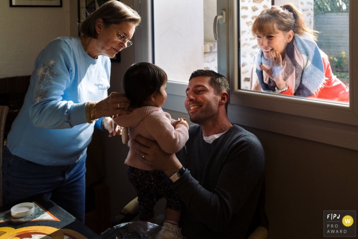 Paris Ile-de-France photographie famille enfant en bas âge avec la famille à l'intérieur