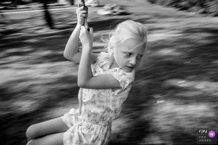 Le photographe de la famille de Nantes capture une fille volant en tyrolienne.