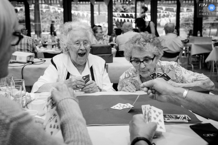 Certaines femmes âgées jouent aux cartes | Photographe de famille nantais