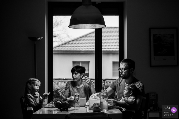 Photo by: <a href="https://www.fpja.com/documentary-family-photography-contests/nadine-court/savoie/2105900">Nadine Court - France</a> Scene of a family meal that looks like a painting | Savoie Family Photography