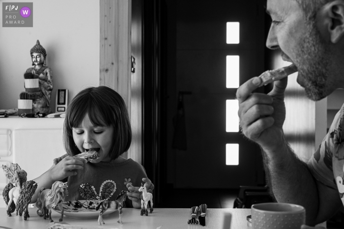 Un enfant prenant son petit déjeuner avec son père | Photographe de famille Savoie