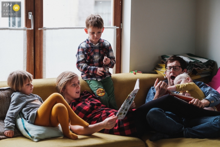 Photo by: <a href="https://www.fpja.com/documentary-family-photography-contests/christophe-de-mulder/antwerpen/2105931">Christophe De Mulder - Belgium</a> Antwerpen Spontaneous family photography, dad is tired