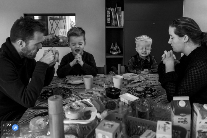 Photo by: <a href="https://www.fpja.com/documentary-family-photography-contests/gonda-meurs/noord-holland/2105957">Gonda Meurs - Netherlands</a> Noord Holland family prays before their meal | Netherlands Day in the Life photography