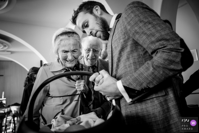 Grand-mère et grand-père admirent leur nouveau petit-bébé avec le père | Photographe de la famille Overjssel