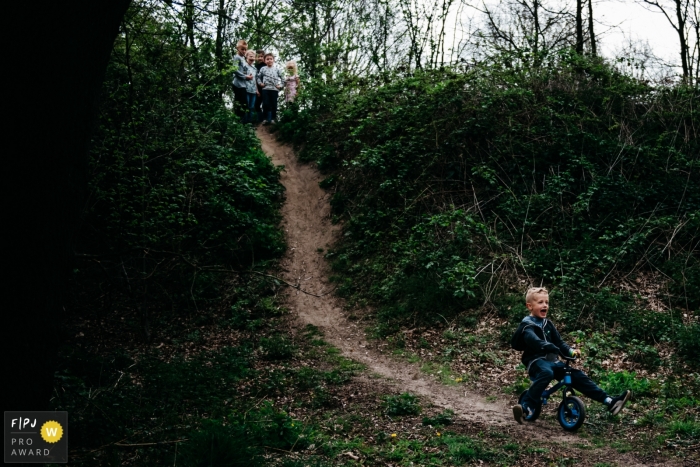 Jouez avec les enfants voisins dans la ruelle derrière votre maison. | Photographie de famille Noord Brabant