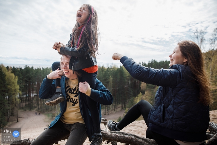 Photo by: <a href="https://www.fpja.com/documentary-family-photography-contests/elena-petrova/saint-petersburg/2106383">Elena Petrova - Russia</a> Saint-Petersburg Russia family photography day outdoors.