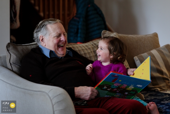 Royaume-Uni photo de famille d'une petite fille s'amusant avec son grand-père