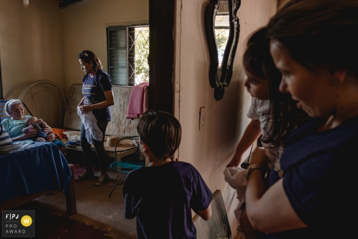 Photo by: <a href="https://www.fpja.com/documentary-family-photography-contests/lisandro-castro/cuiab%C3%A1/2106485">Lisandro Castro - Brazil</a> Mato Grosso photographer captures a family eager to see grandma at home