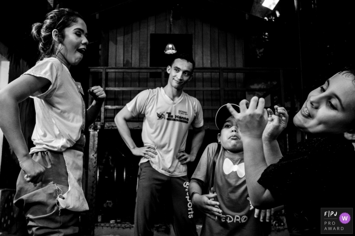 Des enfants brésiliens profitent d'un moment ensemble en faisant la danse de la grimace.