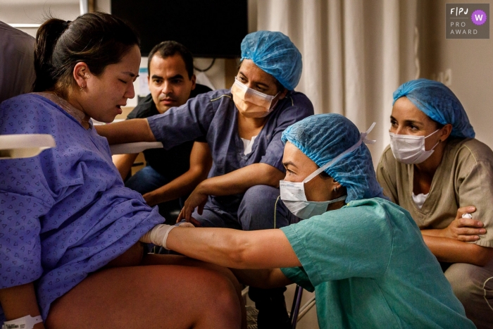 Photo by: <a href="https://www.fpja.com/documentary-family-photography-contests/priscilla-mondo/sao-paulo/2106668">Priscilla Mondo - Brazil</a> ALBERT EINSTEIN Hospital birthing image of woman in labor and staff attending to her