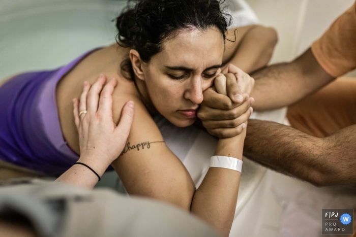 Photo by: <a href="https://www.fpja.com/documentary-family-photography-contests/ivete-siqueira-da-franca-bueno/sao-paulo/2106805">Ivete Siqueira da Franca Bueno - Brazil</a> Maternidade São Luis Itaim Bibi birthing photography of mom in a bath during labor