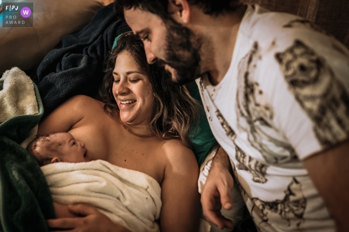 Photo by: <a href="https://www.fpja.com/documentary-family-photography-contests/ivete-siqueira-da-franca-bueno/sao-paulo/2106814">Ivete Siqueira da Franca Bueno - Brazil</a> Parto Domiciliar Birth Photography | The newborn looks at his father