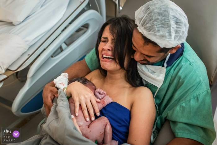Photo by: <a href="https://www.fpja.com/documentary-family-photography-contests/ivete-siqueira-da-franca-bueno/sao-paulo/2106825">Ivete Siqueira da Franca Bueno - Brazil</a> Hospital Sepaco Birth Photo | Crying with gratitude for the birth