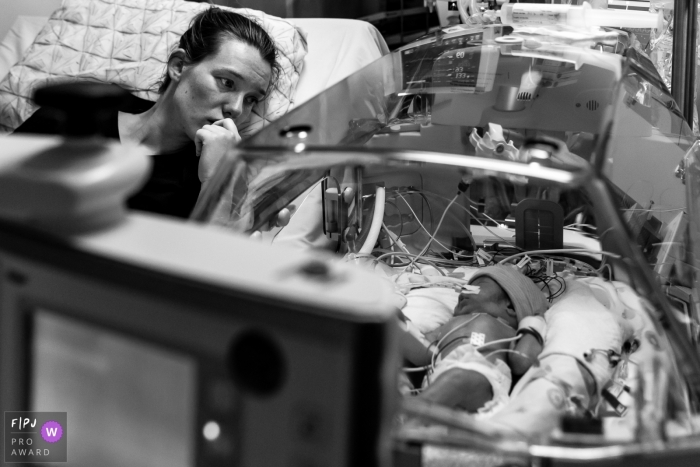 Photo by: <a href="https://www.fpja.com/documentary-family-photography-contests/louise-van-den-broek/flevoland/2106880">Louise van den Broek - Netherlands</a> St. Anthonius Leidsche Reijn Birth Photo | Mom meets her son for the first time 72hrs after giving birth prematurely