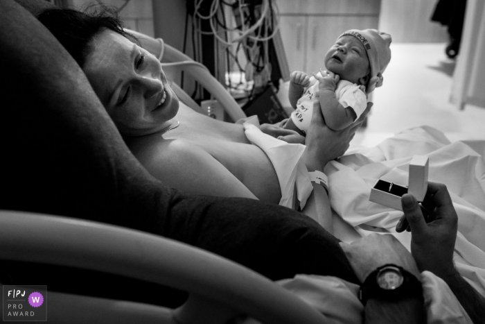 Photo by: <a href="https://www.fpja.com/documentary-family-photography-contests/louise-van-den-broek/flevoland/2106883">Louise van den Broek - Netherlands</a> Isala Documentary Birth and Engagement Photography | Dad asked mom to marry him